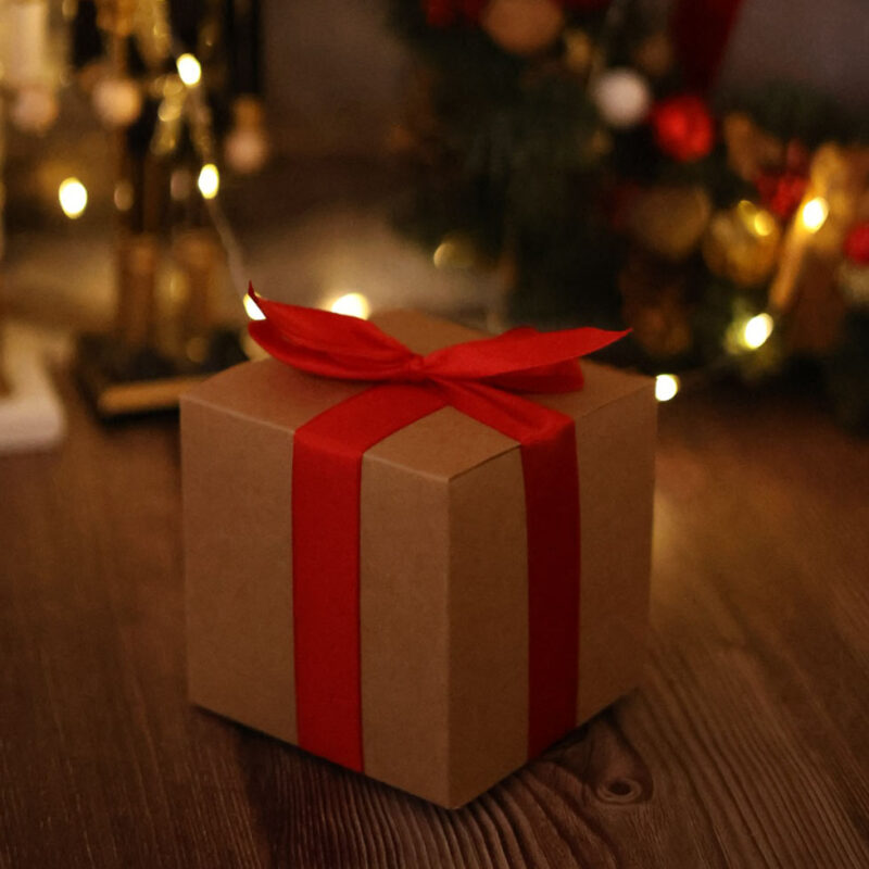 PUDEŁKO ZE WSTĄŻKĄ